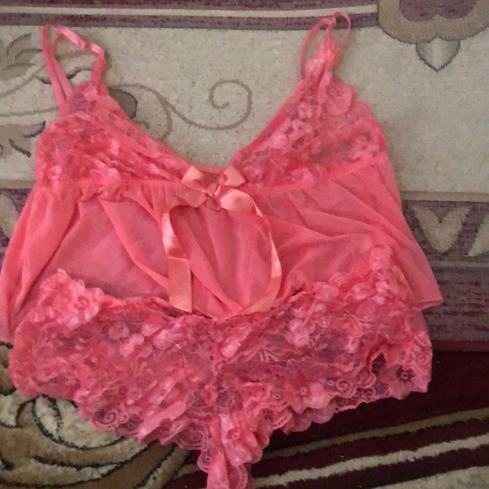 Plus size peach lingerie tag says 4x but fits more like a 2xl never worn